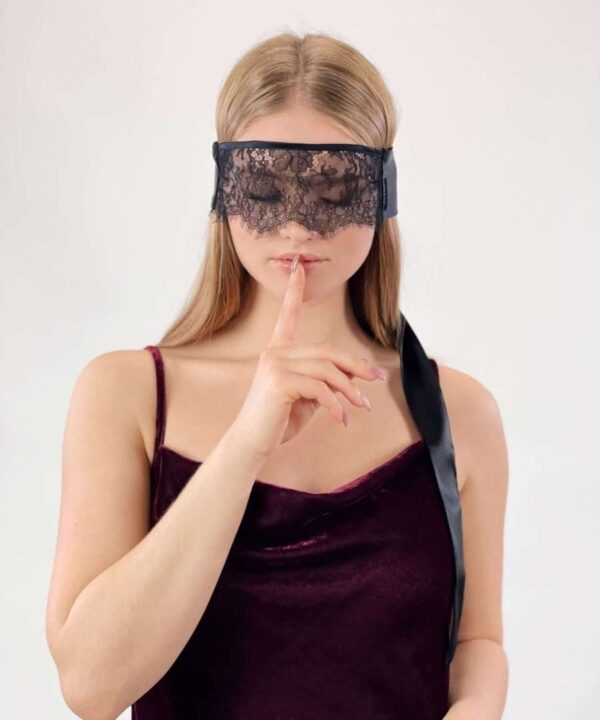 Black lace eye mask