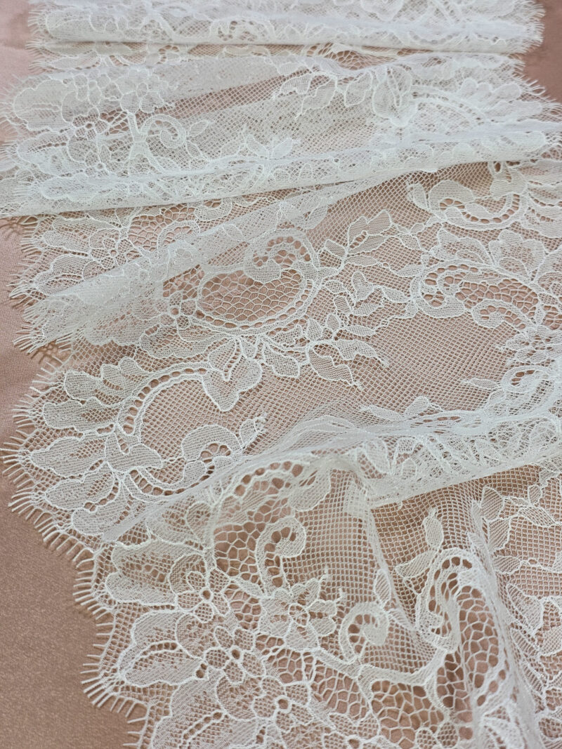 High quality ivory haberdashery lace trimming by the meter