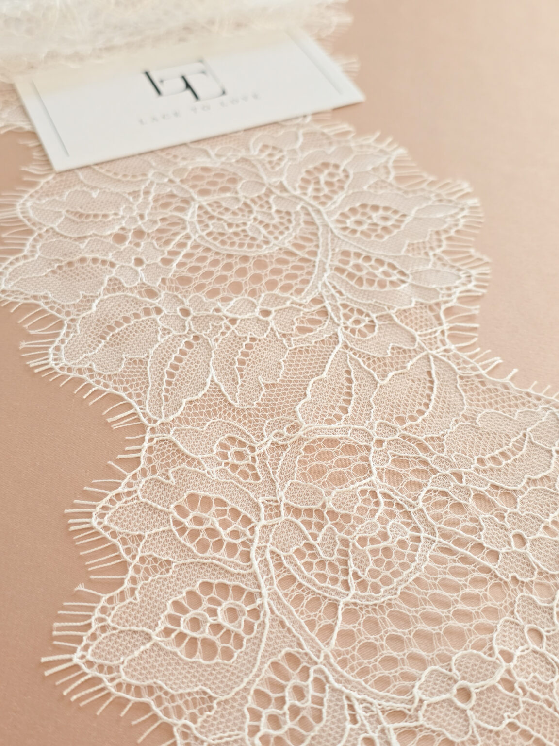 Ivory Chantilly Lace Sybil
