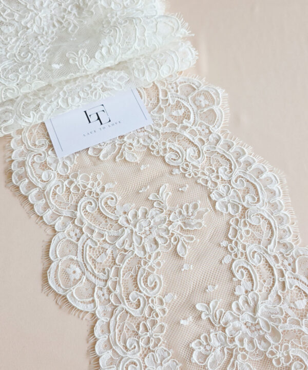 Delicate ivory lace border