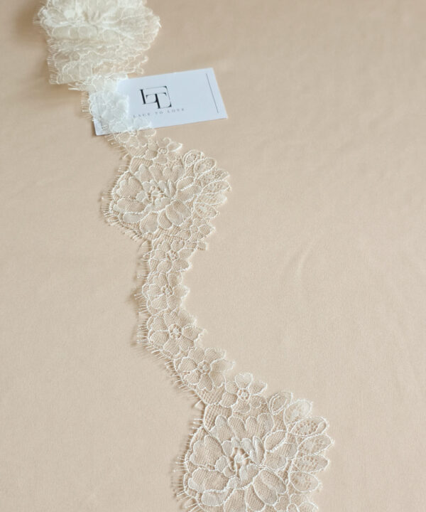 Dark ivory Chantilly lace trimming